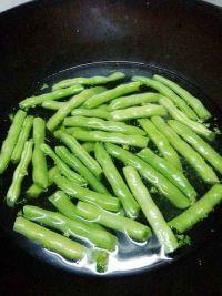 五花肉炒四季豆的做法步骤3