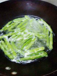 五花肉炒四季豆的做法步骤4