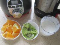 猕猴桃柳橙酸奶的做法步骤2