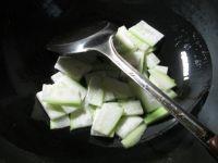 长瓜炒鱿鱼的做法步骤4