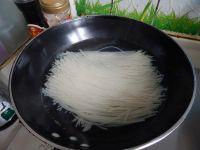 花菜炒米粉的做法步骤2