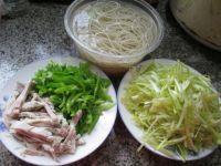 尖椒猪肉韭菜芽炒面的做法步骤1