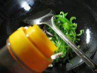 尖椒猪肉韭菜芽炒面的做法步骤2